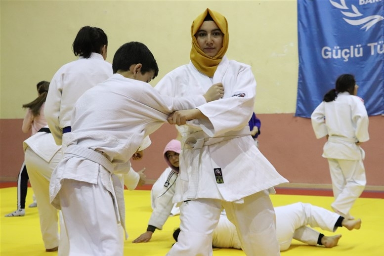 “Soğuk Zamanlarda Sıcak Salonlarımızda Spora" Projesi Karaman'da Yoğun İ 1