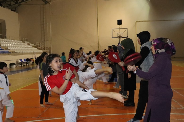 “Soğuk Zamanlarda Sıcak Salonlarımızda Spora" Projesi Karaman'da Yoğun İ 5