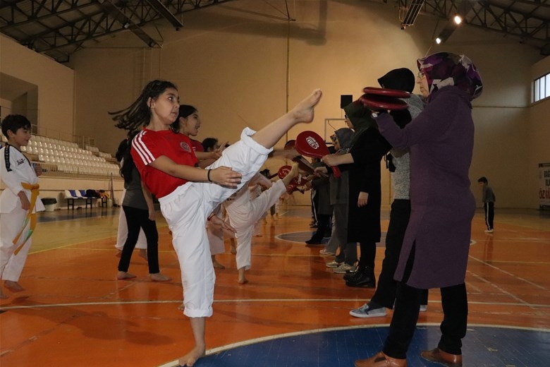 “Soğuk Zamanlarda Sıcak Salonlarımızda Spora" Projesi Karaman'da Yoğun İ 6