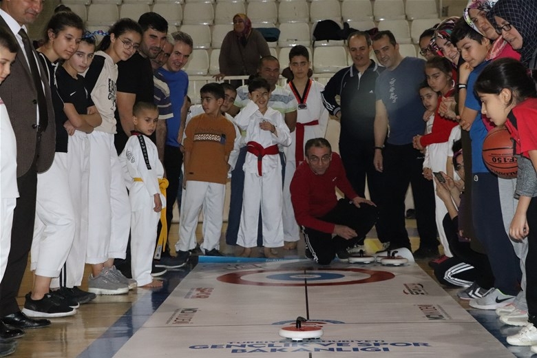 “Soğuk Zamanlarda Sıcak Salonlarımızda Spora" Projesi Karaman'da Yoğun İ 8