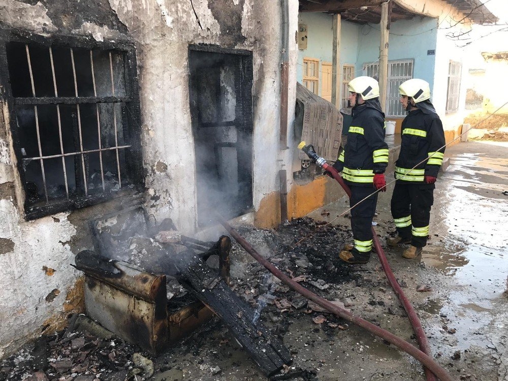 Konya'da Evi Yanan Kadın İki Çocuğuyla Feryat Etti 2