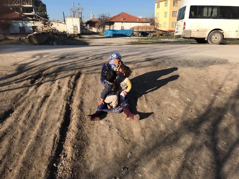 Konya'da Evi Yanan Kadın İki Çocuğuyla Feryat Etti 3