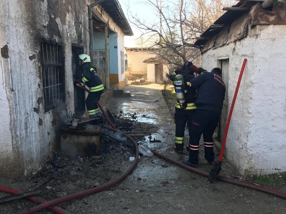 Konya'da Evi Yanan Kadın İki Çocuğuyla Feryat Etti 4