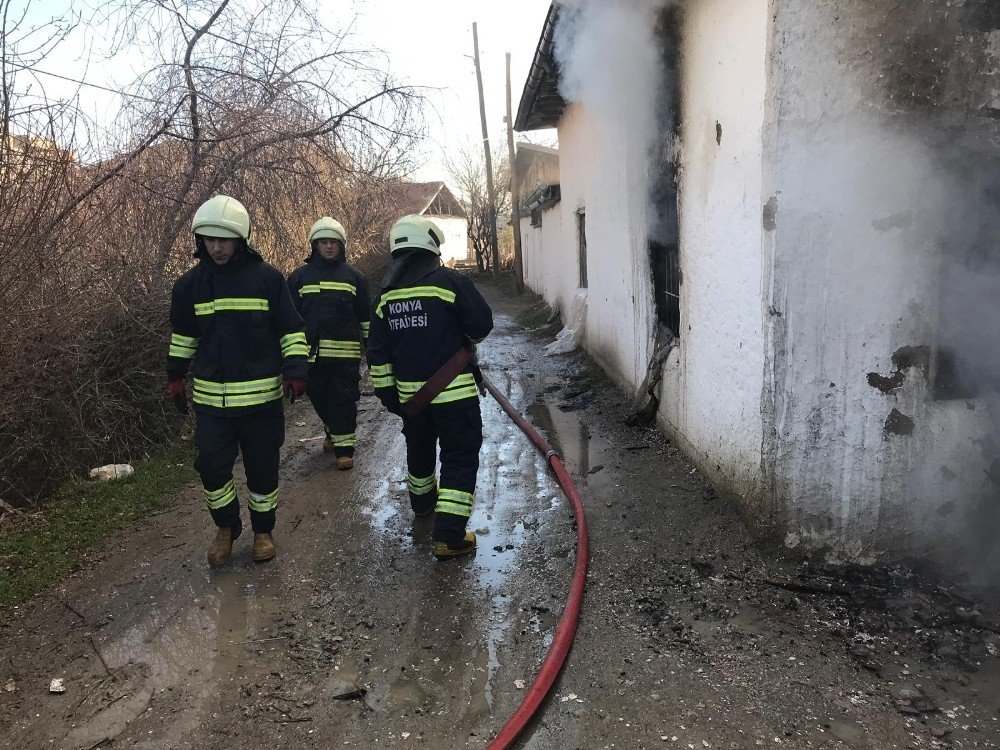 Konya'da Evi Yanan Kadın İki Çocuğuyla Feryat Etti 7