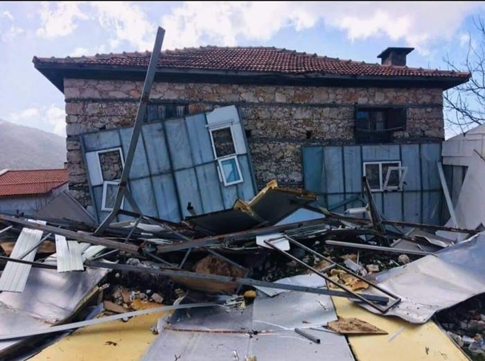 Antalya'da Şiddetli Rüzgar Evin Çatısını Uçurdu: 1 Çocuk Yaralı 1