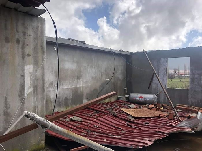 Antalya'da Şiddetli Rüzgar Evin Çatısını Uçurdu: 1 Çocuk Yaralı 2