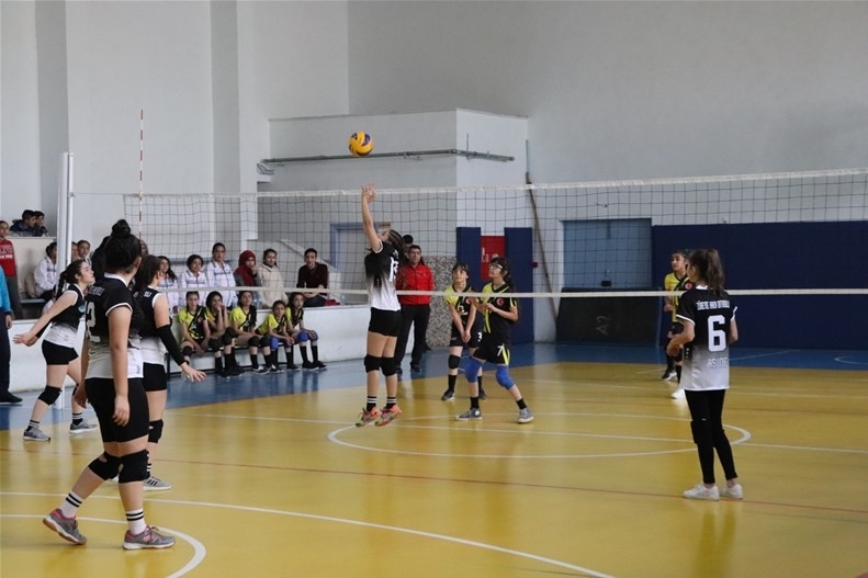 Karaman Okullar Arası Voleybol Müsabakaları Devam Ediyor 1