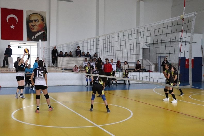 Karaman Okullar Arası Voleybol Müsabakaları Devam Ediyor 2