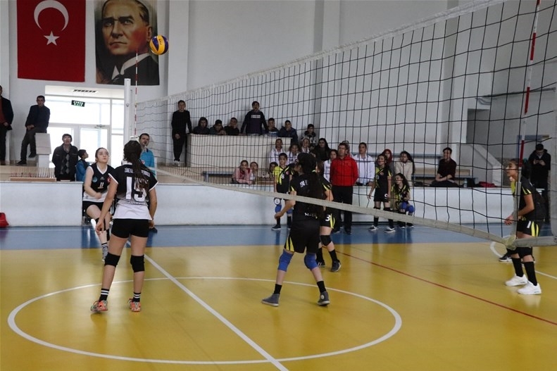 Karaman Okullar Arası Voleybol Müsabakaları Devam Ediyor 3