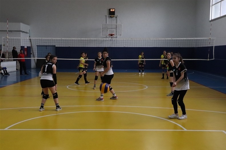 Karaman Okullar Arası Voleybol Müsabakaları Devam Ediyor 5