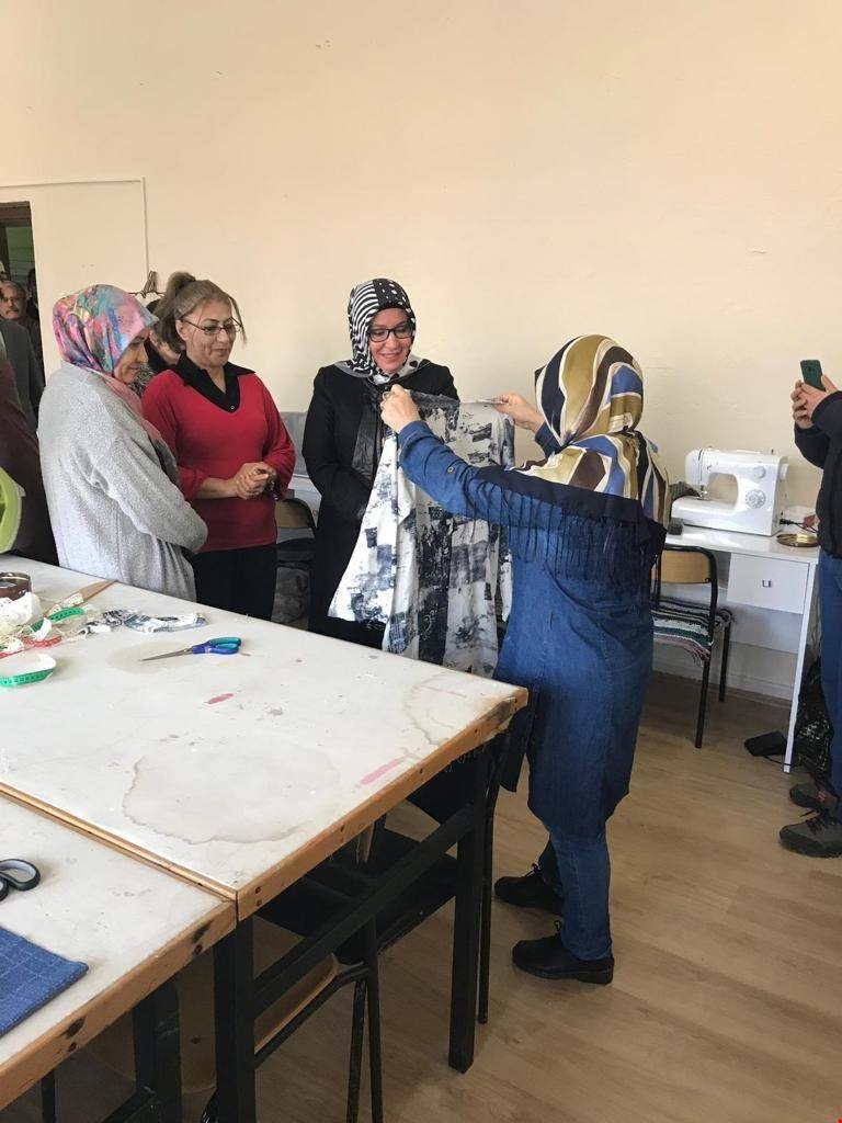 Karaman Valisi Fahri Meral'in Eşi Zehra Meral İlçeleri Ziyaret Etti 1