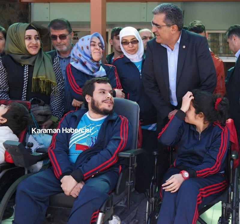 “Bu Elbise Bu Bedene Dar Geliyor, Dar” 8