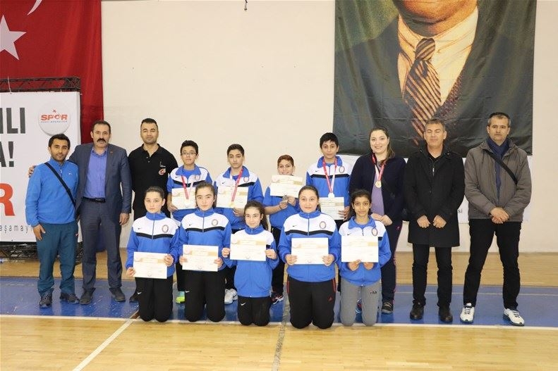 Analig Badmintonda Yarı Finale Çıkan Takımlar Belli Oldu 10