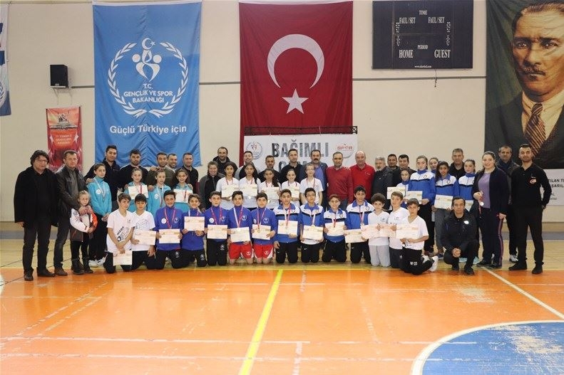 Analig Badmintonda Yarı Finale Çıkan Takımlar Belli Oldu 11