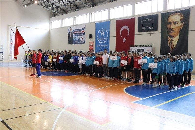 Analig Badmintonda Yarı Finale Çıkan Takımlar Belli Oldu 14