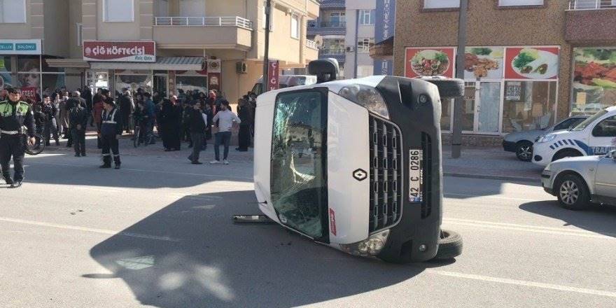 Konya'da Öğrenci Servisi İle Otomobil Çarpıştı
