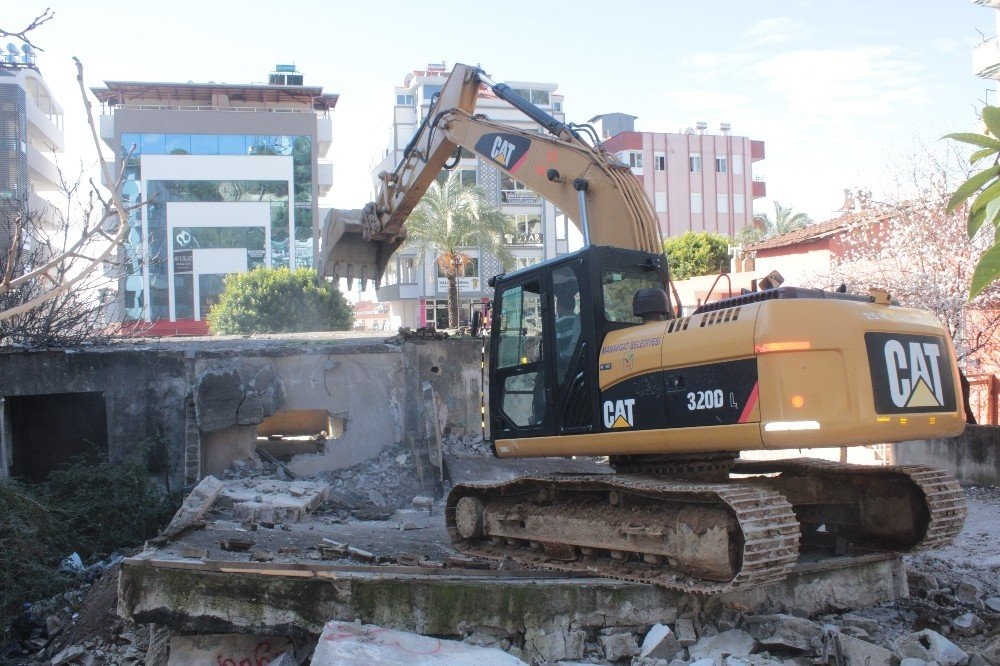 Antalya'da Metruk Bina Yıkımında Görünmez Kaza 6