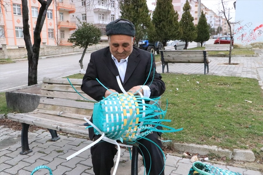 Atık Malzemeden Çanta Yapıp Karamanlılara Satıyor 12