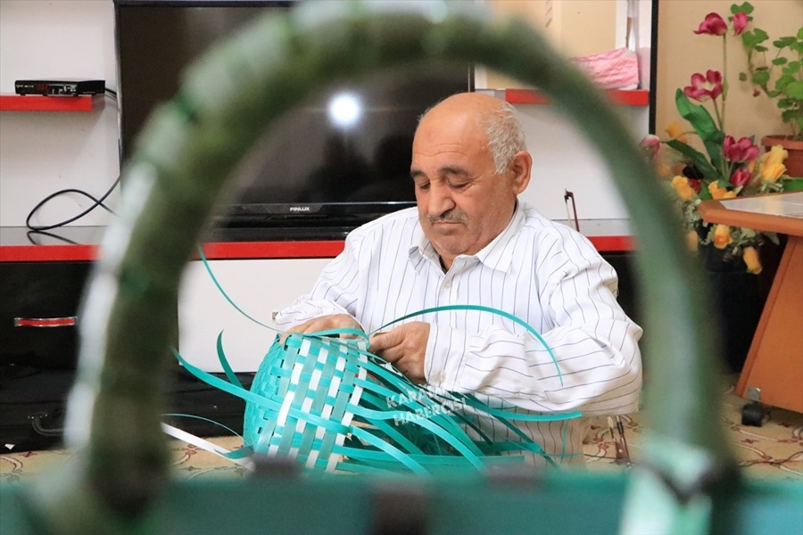 Atık Malzemeden Çanta Yapıp Karamanlılara Satıyor 4
