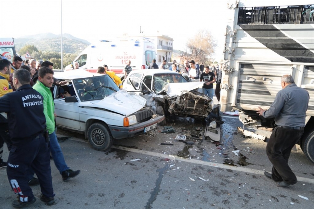 Antalya'da Zincirleme Trafik Kazası: 3 Yaralı 1