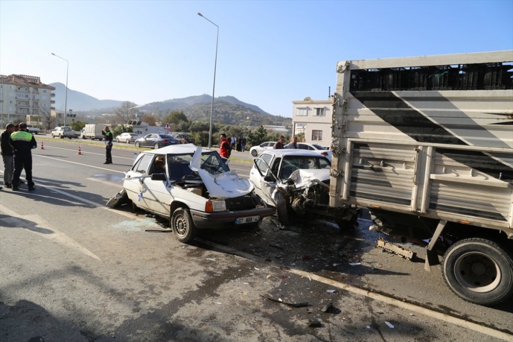 Antalya'da Zincirleme Trafik Kazası: 3 Yaralı 10