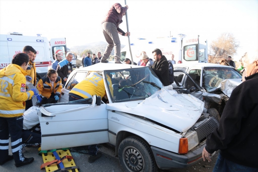 Antalya'da Zincirleme Trafik Kazası: 3 Yaralı 2