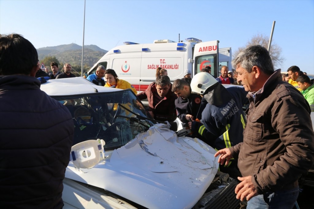 Antalya'da Zincirleme Trafik Kazası: 3 Yaralı 4