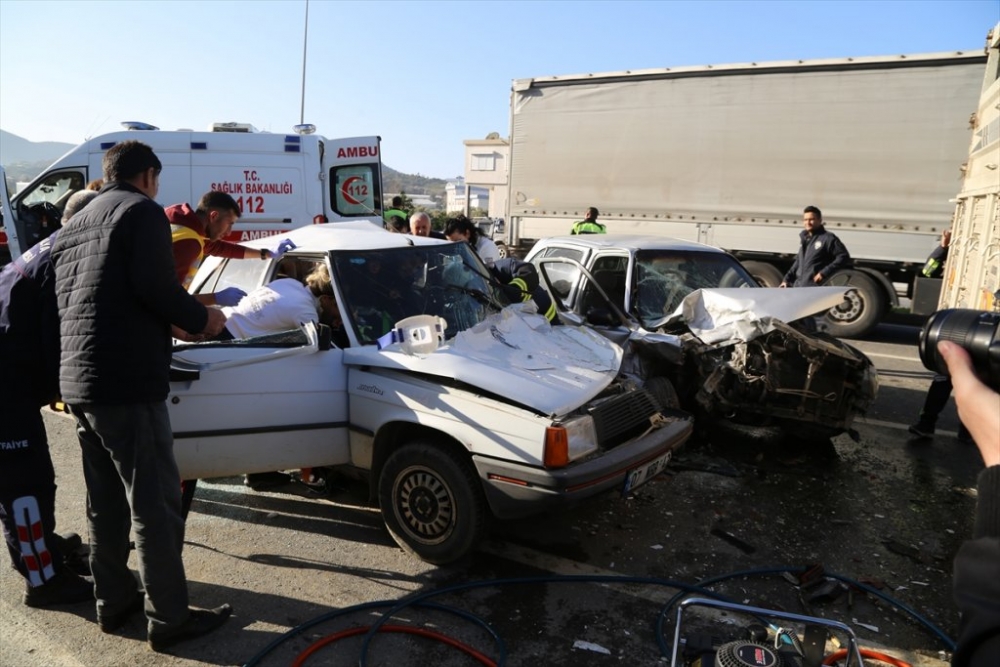 Antalya'da Zincirleme Trafik Kazası: 3 Yaralı 6