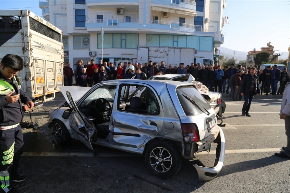 Antalya'da Zincirleme Trafik Kazası: 3 Yaralı 8