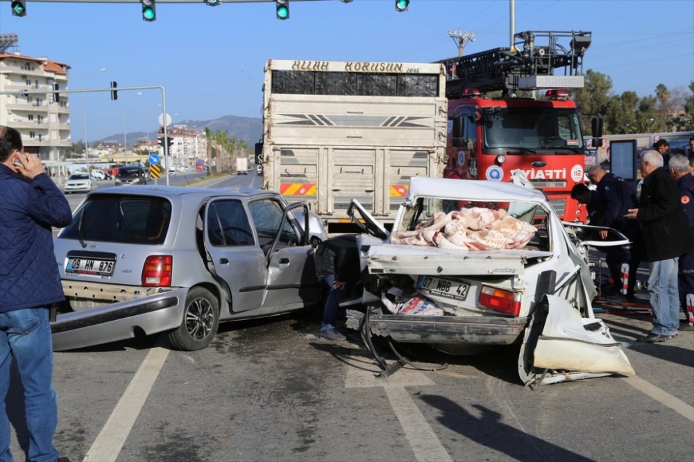 Antalya'da Zincirleme Trafik Kazası: 3 Yaralı 9