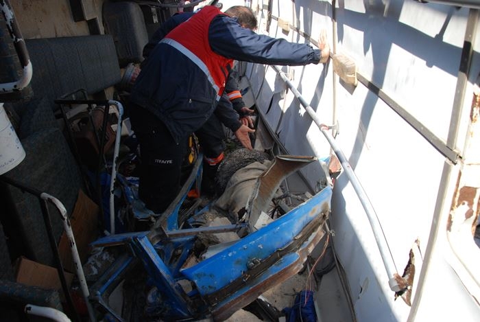 Mersin'de Tarım İşçilerini Taşıyan Midibüs Devrildi: 4 Ölü, 22 Yaralı 13