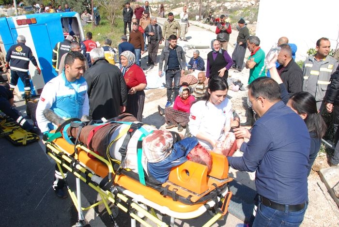 Mersin'de Tarım İşçilerini Taşıyan Midibüs Devrildi: 4 Ölü, 22 Yaralı 8