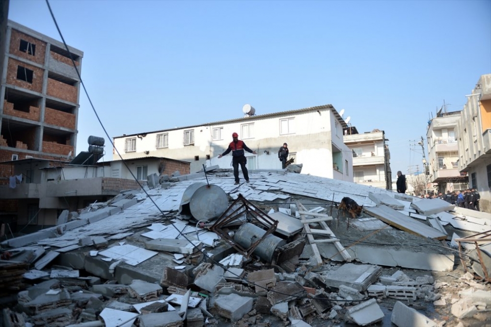 Mersin'de 5 Katlı Bina Çöktü 1