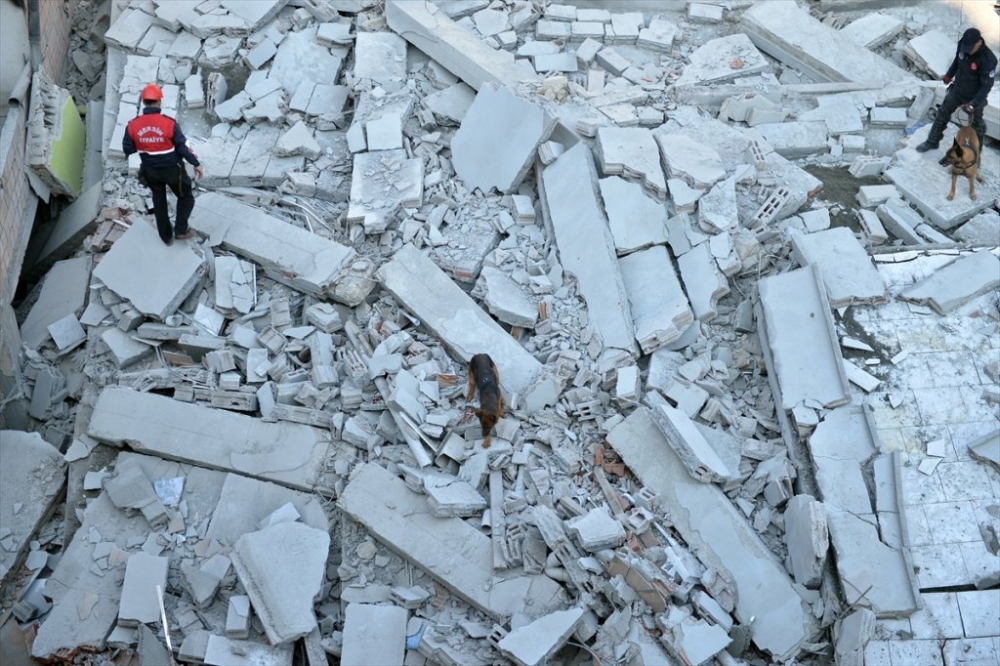 Mersin'de 5 Katlı Bina Çöktü 10