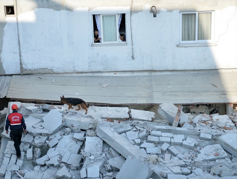 Mersin'de 5 Katlı Bina Çöktü 11