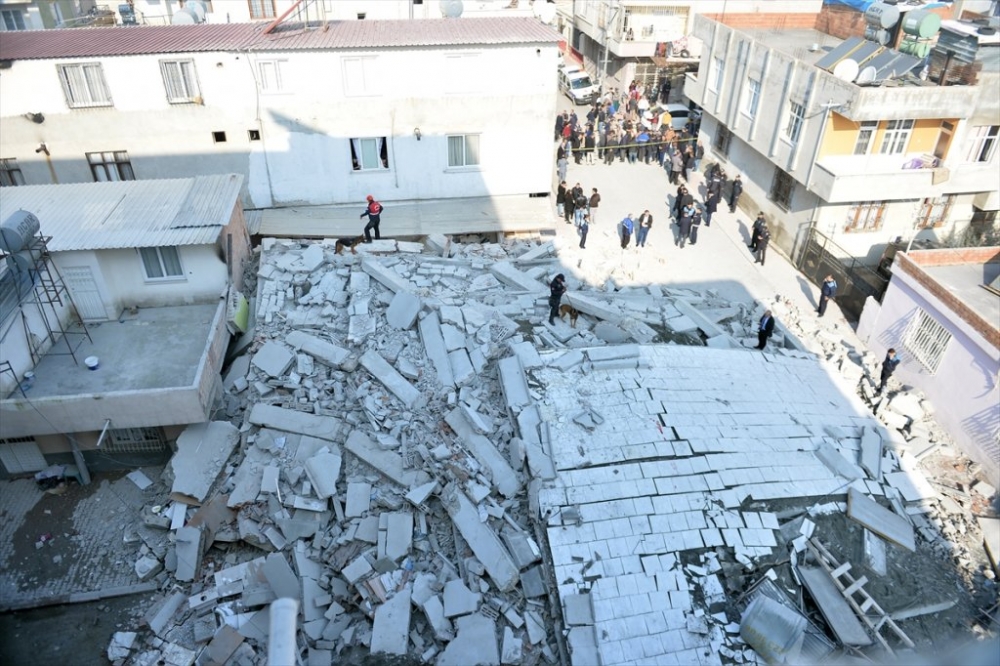Mersin'de 5 Katlı Bina Çöktü 12