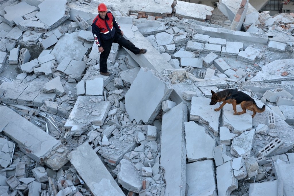 Mersin'de 5 Katlı Bina Çöktü 15