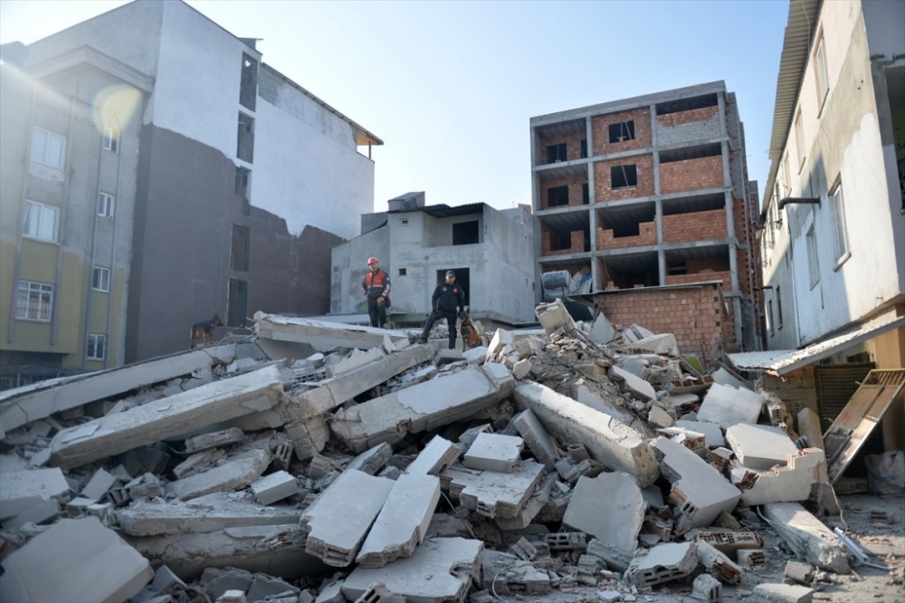 Mersin'de 5 Katlı Bina Çöktü 2