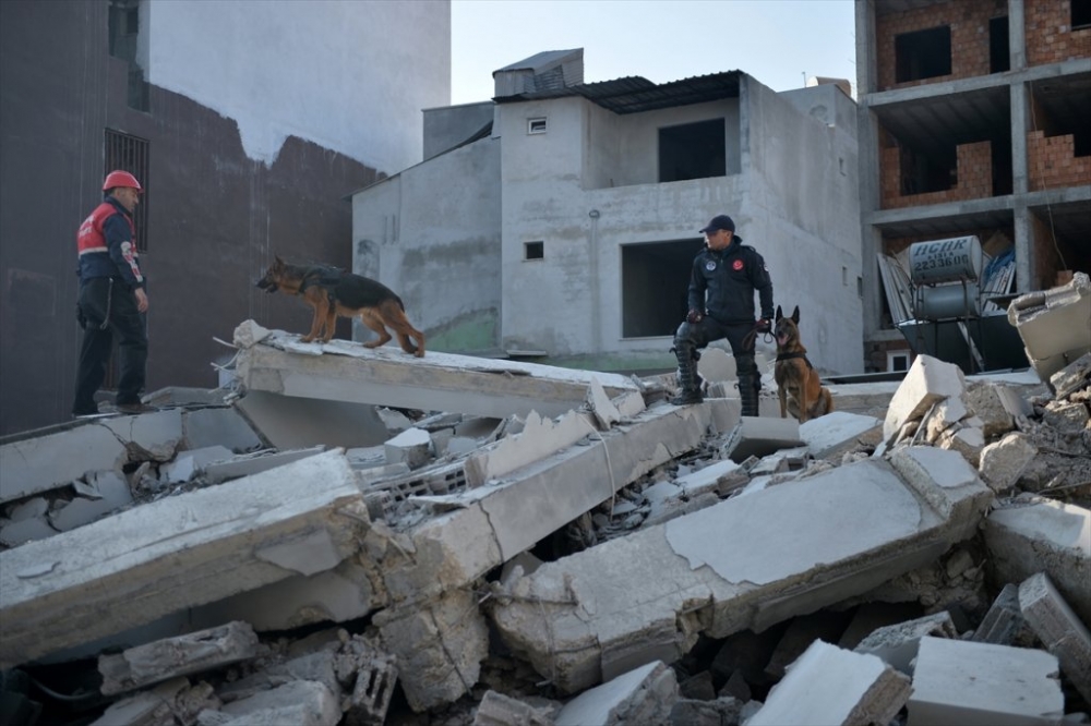 Mersin'de 5 Katlı Bina Çöktü 3