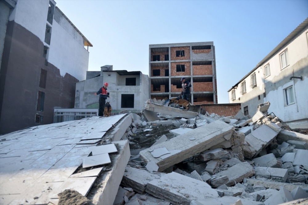 Mersin'de 5 Katlı Bina Çöktü 4