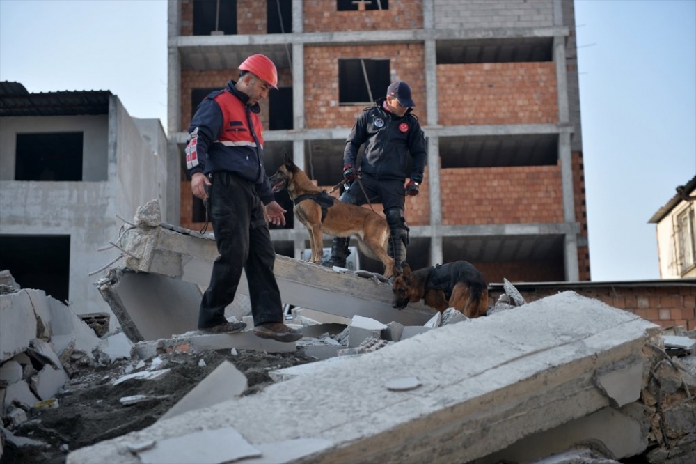 Mersin'de 5 Katlı Bina Çöktü 5