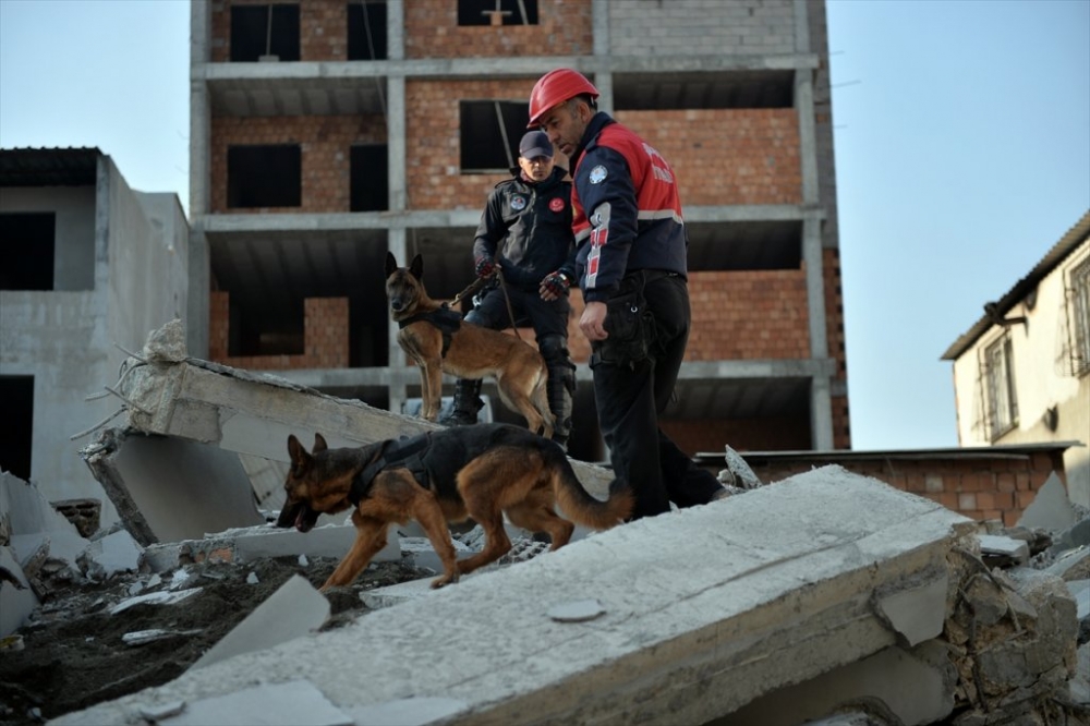 Mersin'de 5 Katlı Bina Çöktü 6