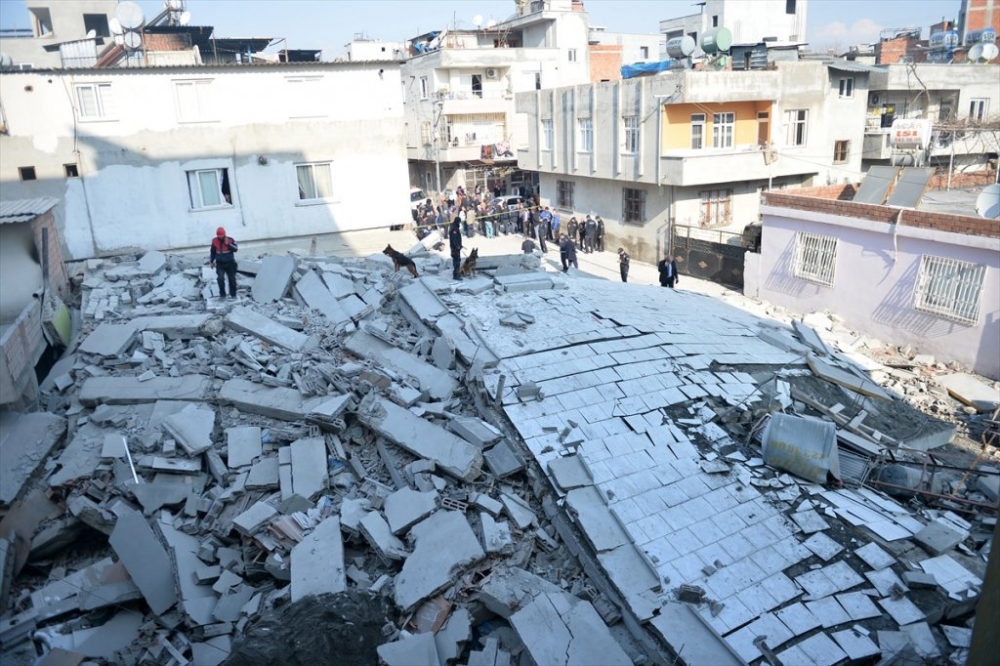 Mersin'de 5 Katlı Bina Çöktü 8