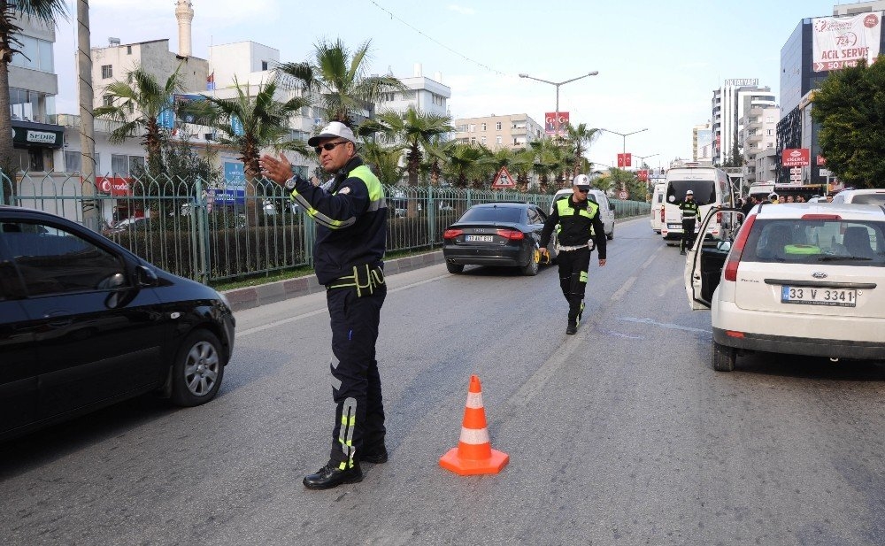 Mersin'de Açık Minibüs Kapısı Hastanelik Etti 1