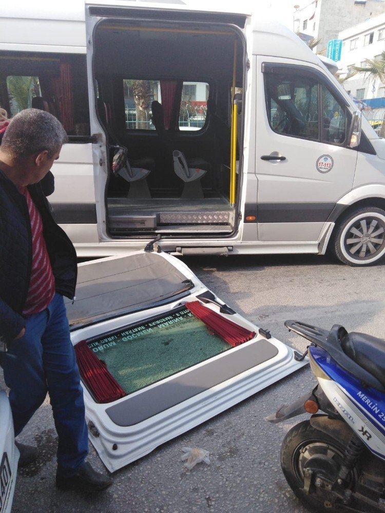 Mersin'de Açık Minibüs Kapısı Hastanelik Etti 4