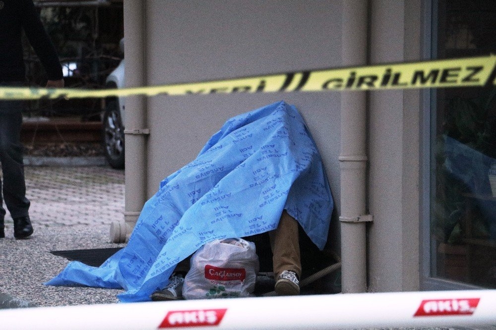 Antalya'da Bimekan Şahıs,Oturur Vaziyette Ölü Olarak Bulundu 1