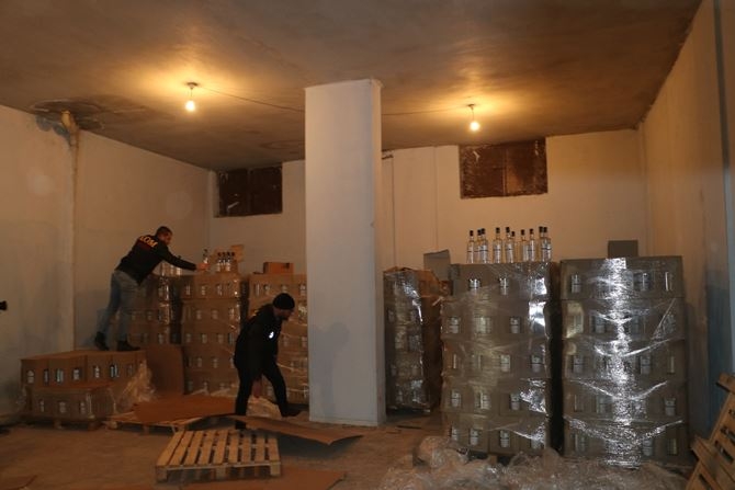 Mersin'de Etil Alkol Yüklerken Suçüstü Yakalandılar 4