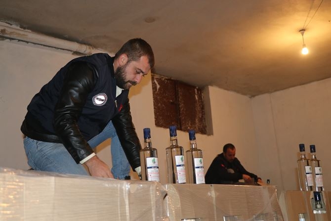 Mersin'de Etil Alkol Yüklerken Suçüstü Yakalandılar 5