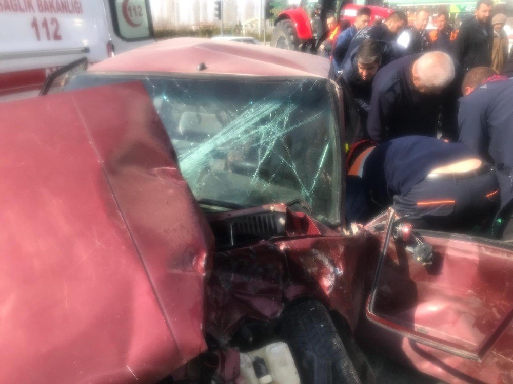 Aksaray'da Traktör İle Otomobil Çarpıştı: 1’i Ağır 3 Yaralı 2