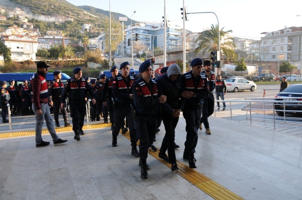 Antalya'da Örgüt Kurma Amaçlı 17 Şüpheli Adliyede 1